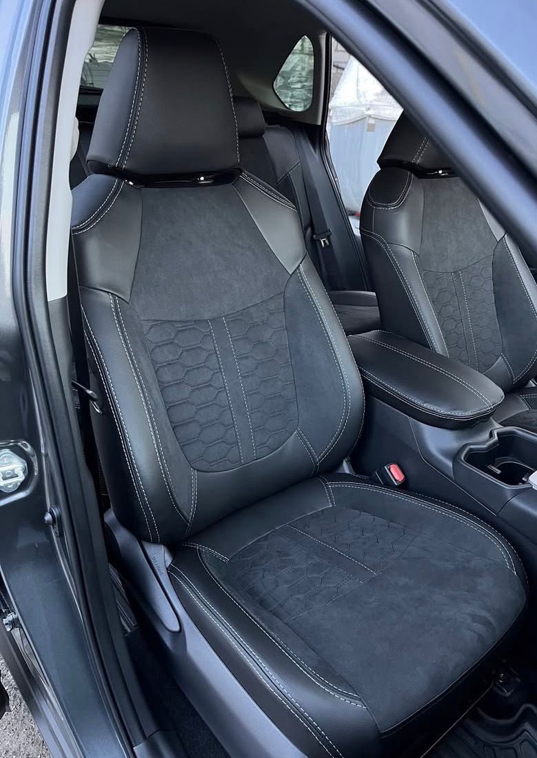 Front seats — grey alcantara honeycomb