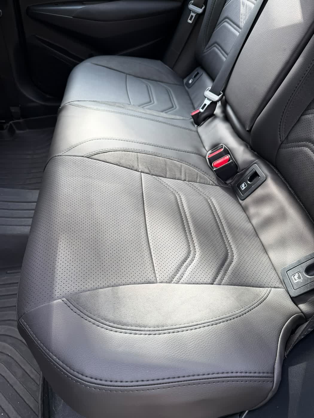 Black ECO leather and alcantara, front and rear (3 of 4)