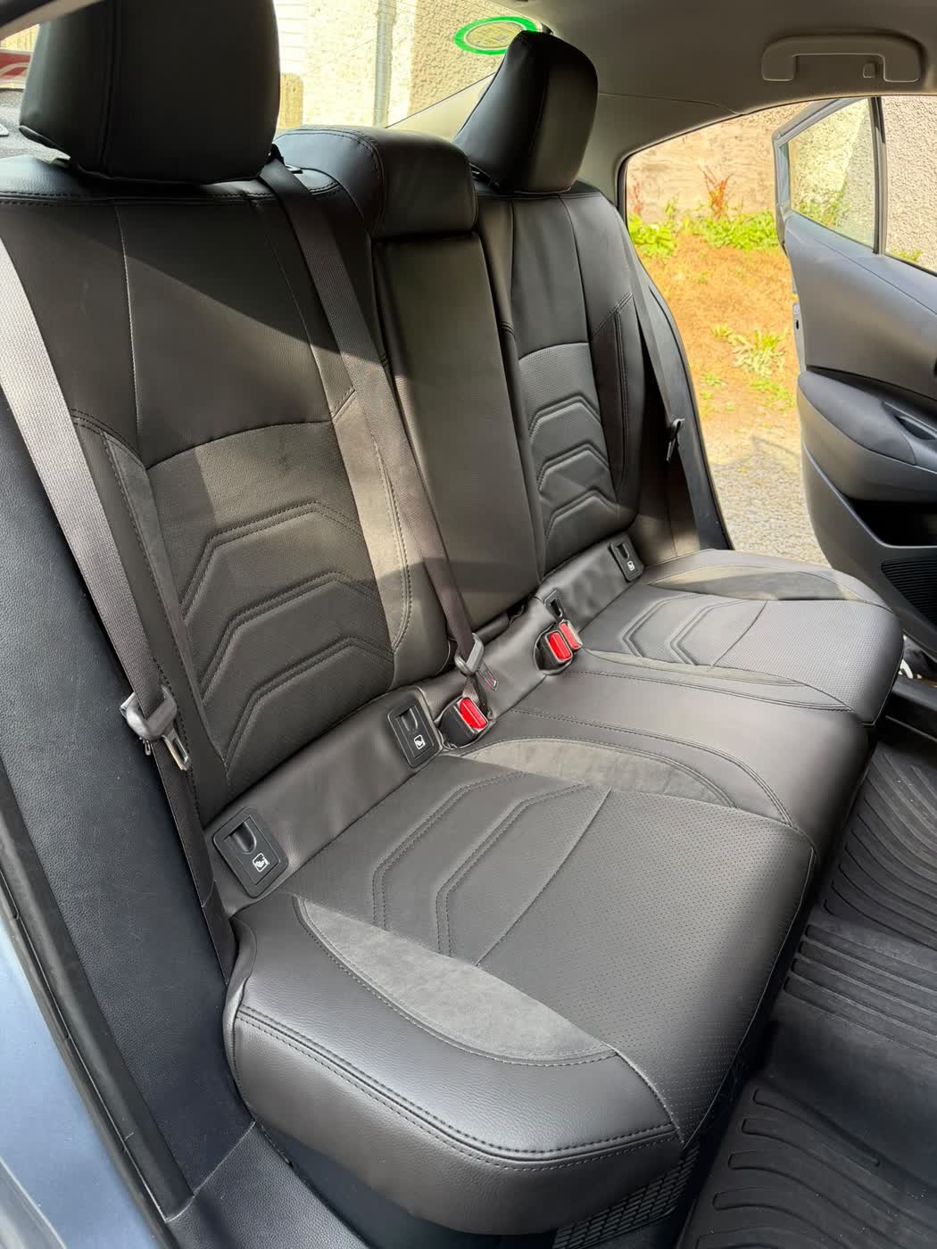Black ECO leather and alcantara, front and rear (4 of 4)